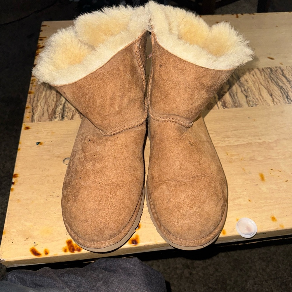 Bailey Bow Uggs women size 9
